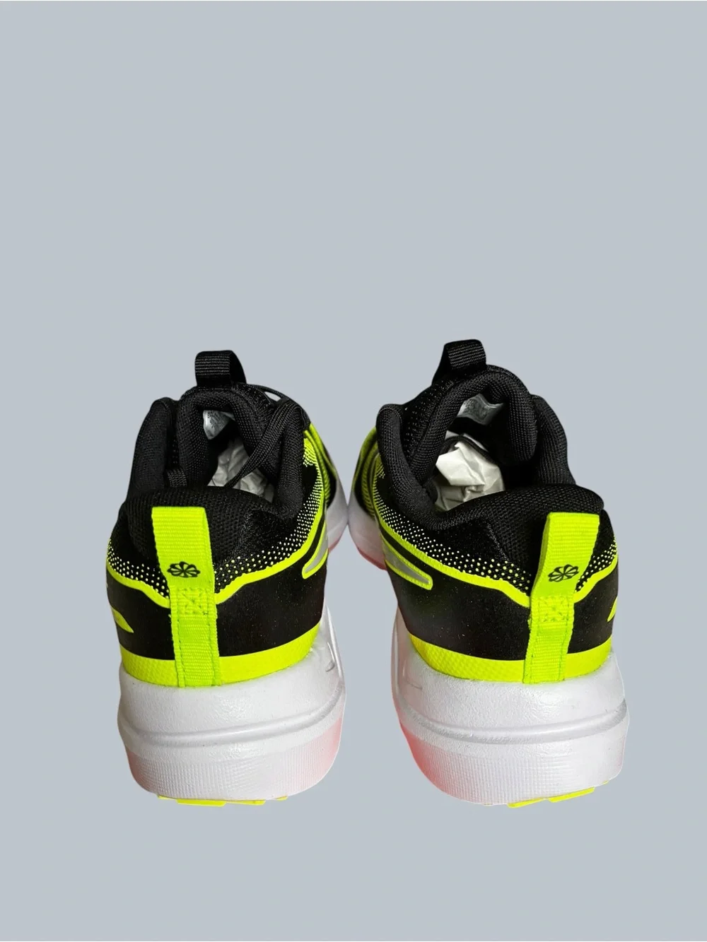 Nike Cosmic Runner Big Kids’ Size US 6.5 youth/men and 8 women NEW